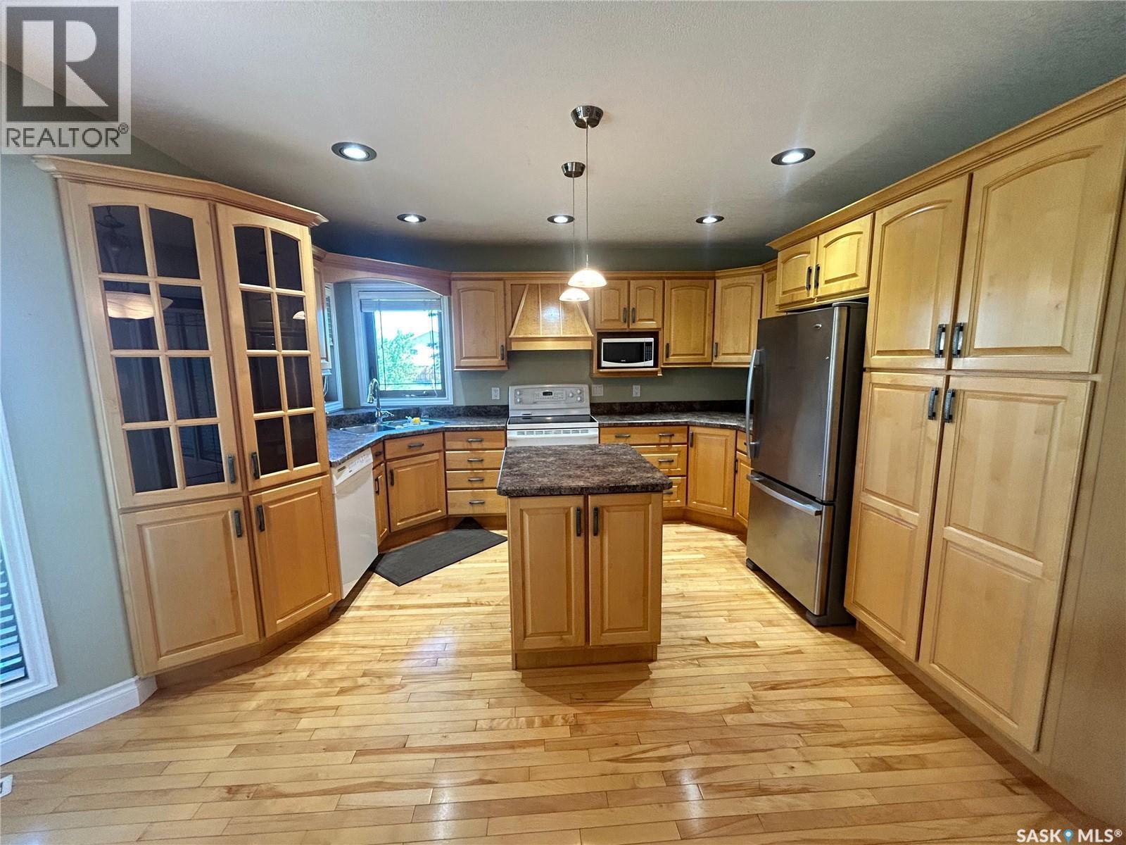 1 Telfer Bay, Prince Albert, SK - Indoor Photo Showing Kitchen