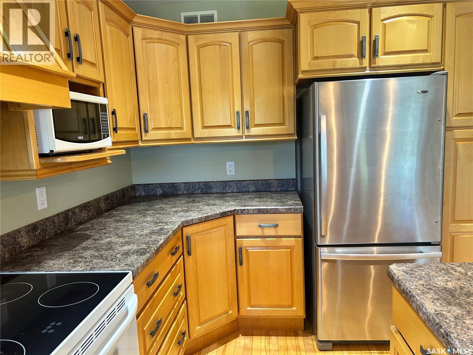 1 Telfer Bay, Prince Albert, SK - Indoor Photo Showing Kitchen