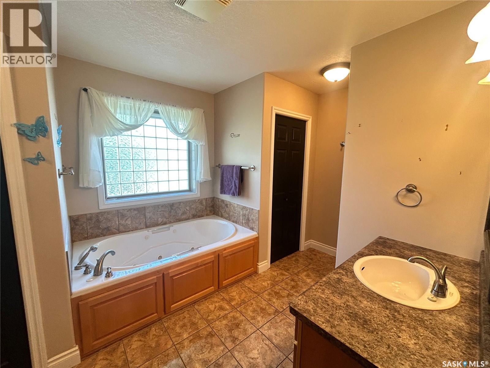 1 Telfer Bay, Prince Albert, SK - Indoor Photo Showing Bathroom