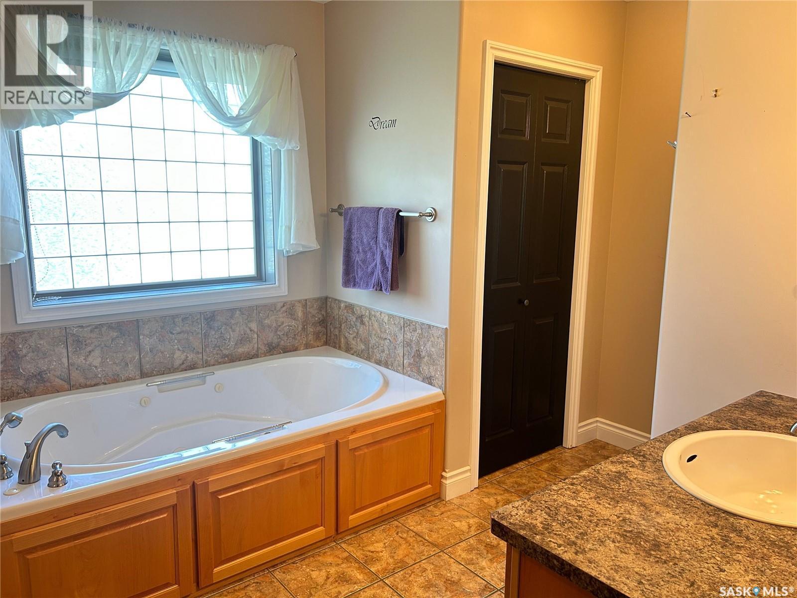 1 Telfer Bay, Prince Albert, SK - Indoor Photo Showing Bathroom