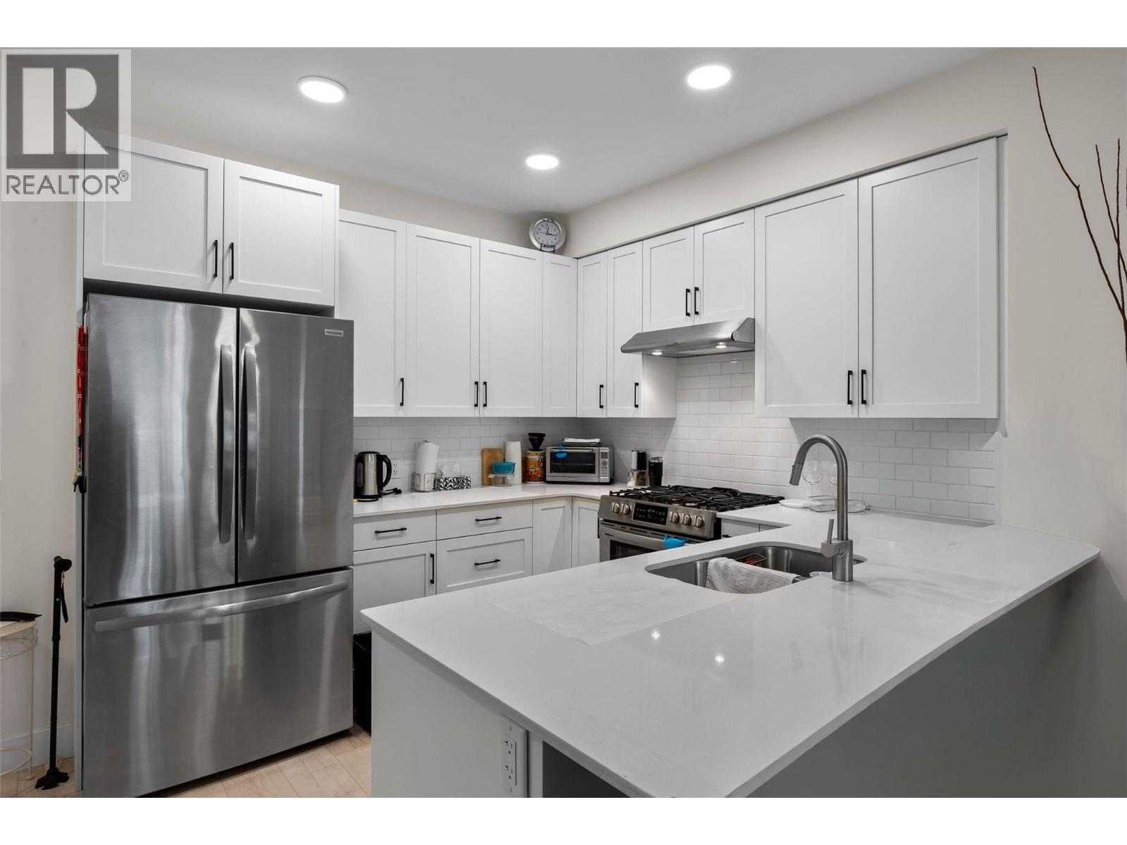 651 Dunes Drive Unit# 306, Kamloops, BC - Indoor Photo Showing Kitchen With Double Sink With Upgraded Kitchen