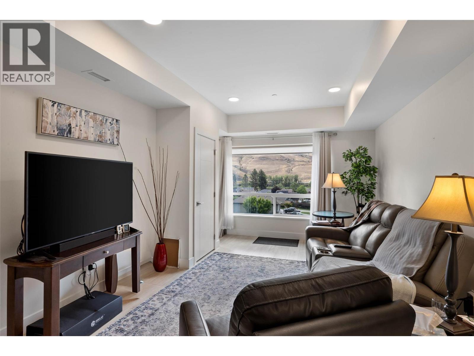 651 Dunes Drive Unit# 306, Kamloops, BC - Indoor Photo Showing Living Room