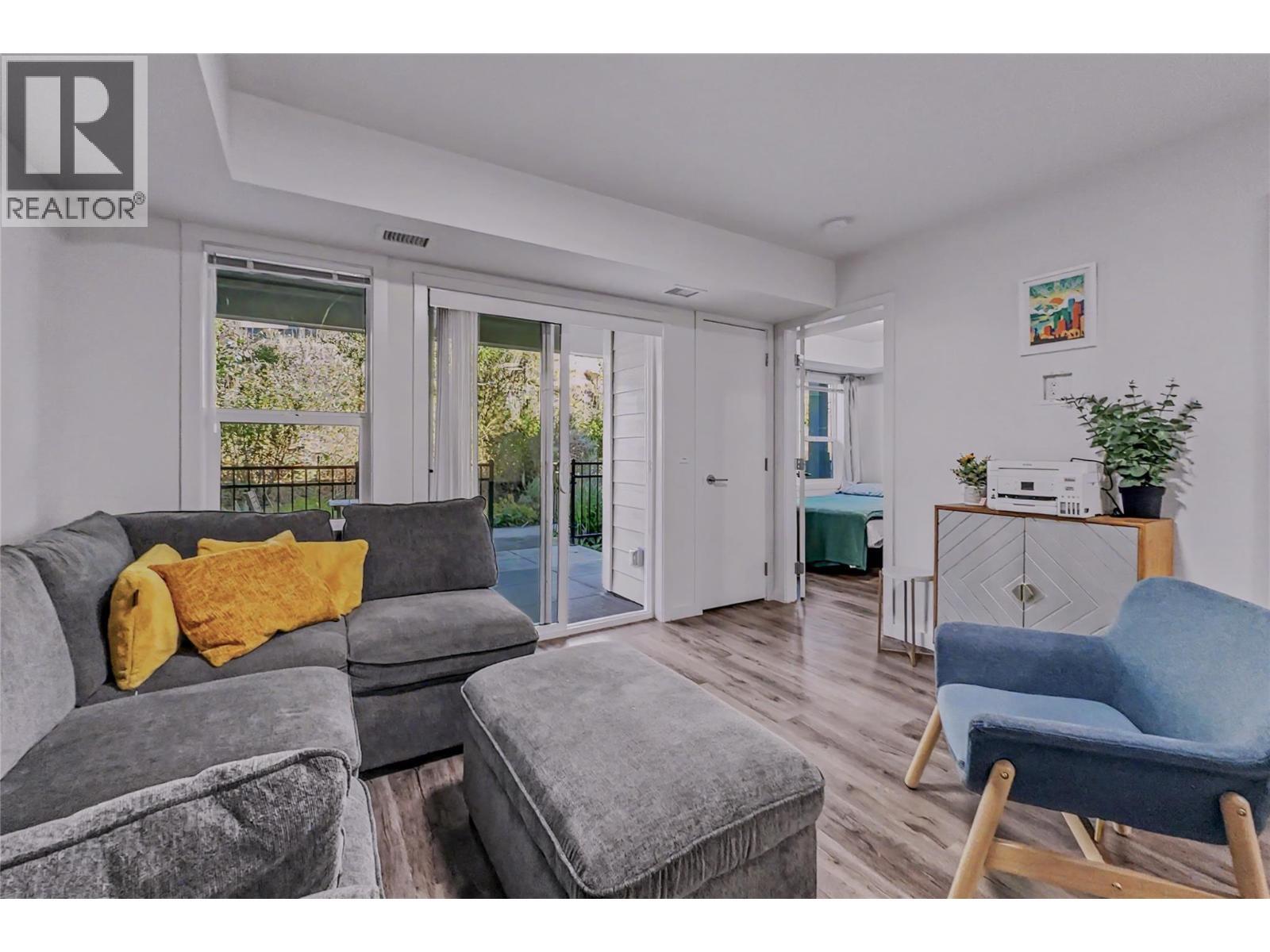 725 Academy Way Unit# 115, Kelowna, BC - Indoor Photo Showing Living Room