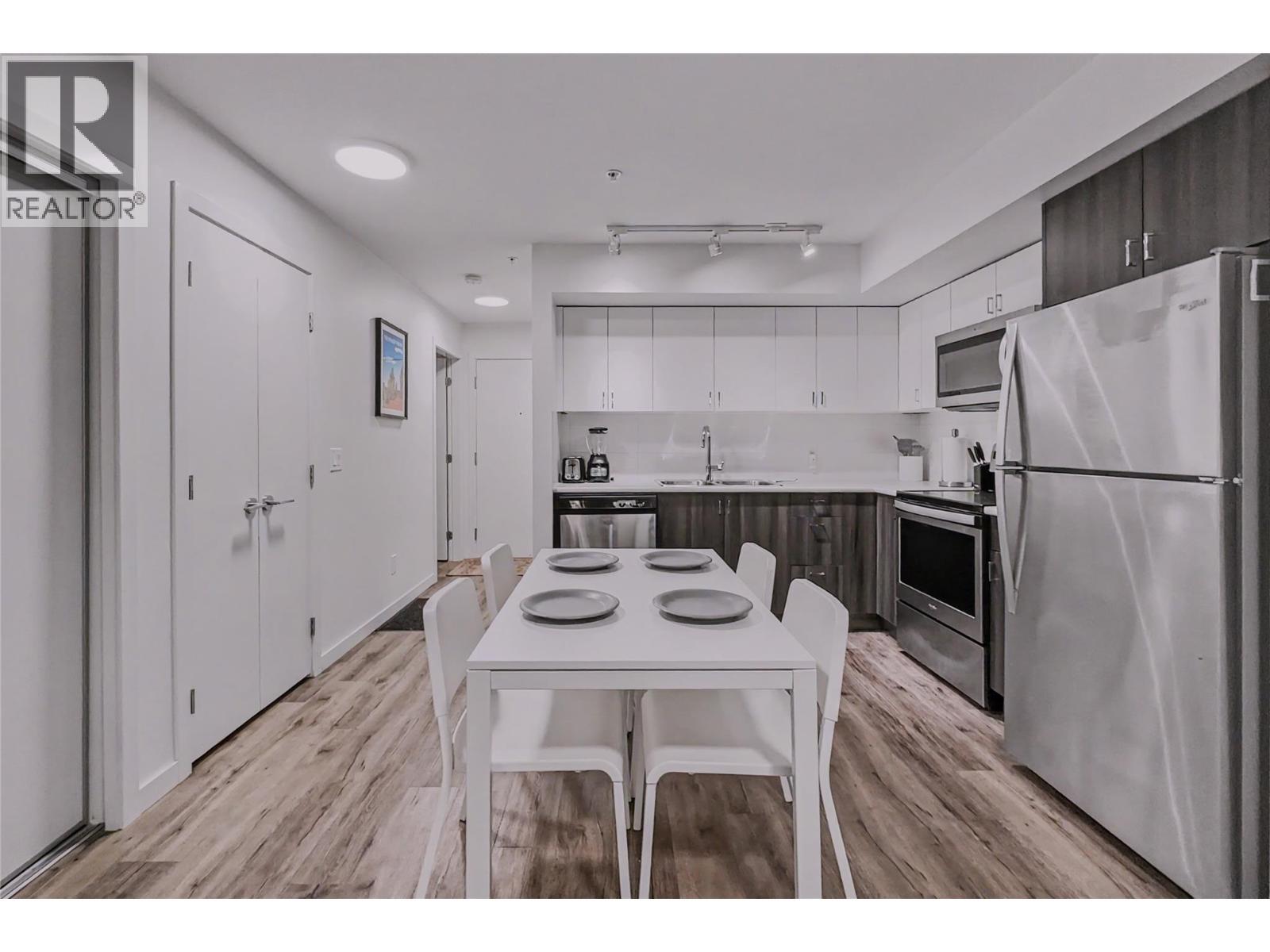 725 Academy Way Unit# 115, Kelowna, BC - Indoor Photo Showing Kitchen