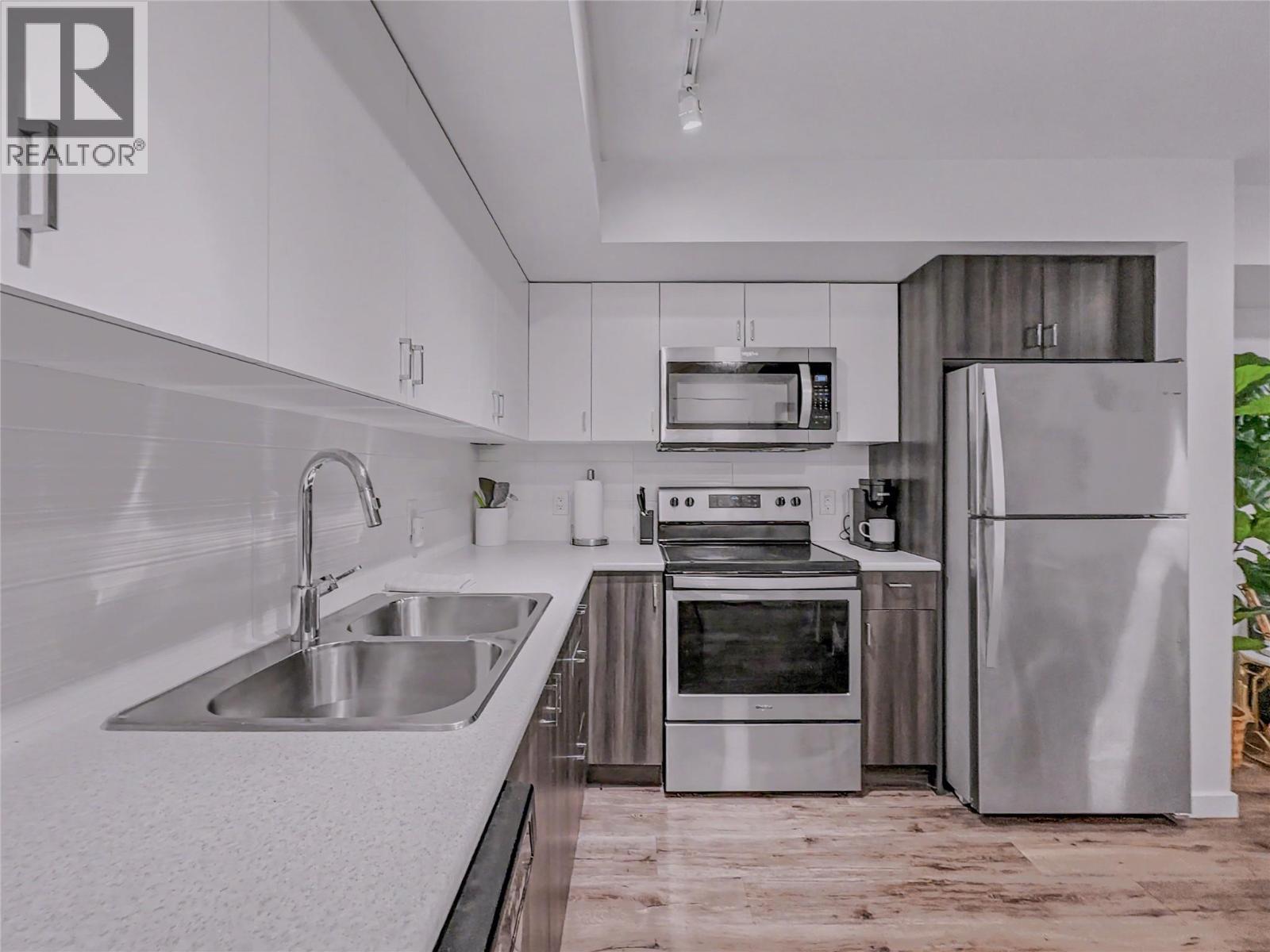 725 Academy Way Unit# 115, Kelowna, BC - Indoor Photo Showing Kitchen With Double Sink