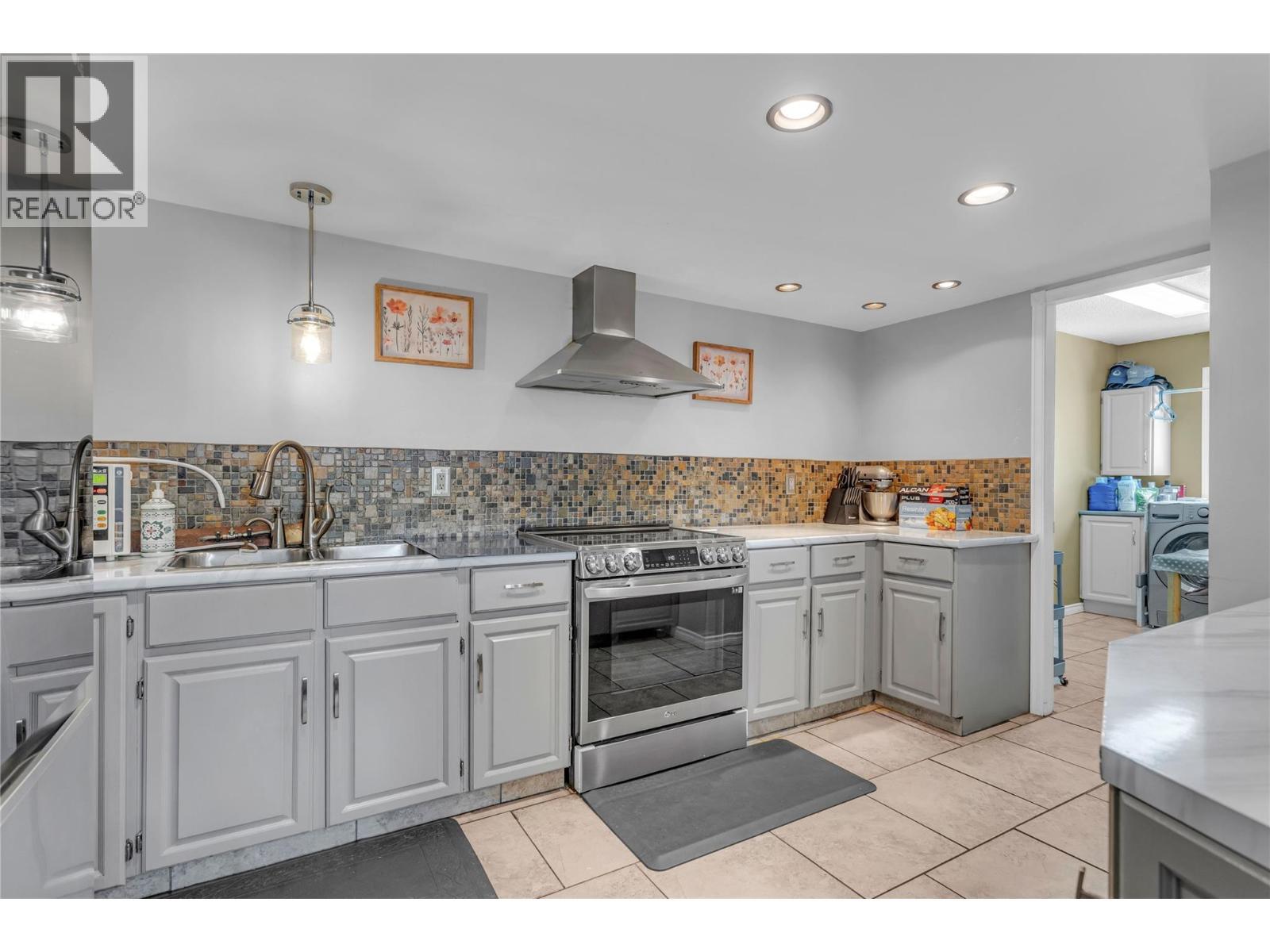 1675 Thayer Court Unit# 1, Kelowna, BC - Indoor Photo Showing Kitchen With Double Sink
