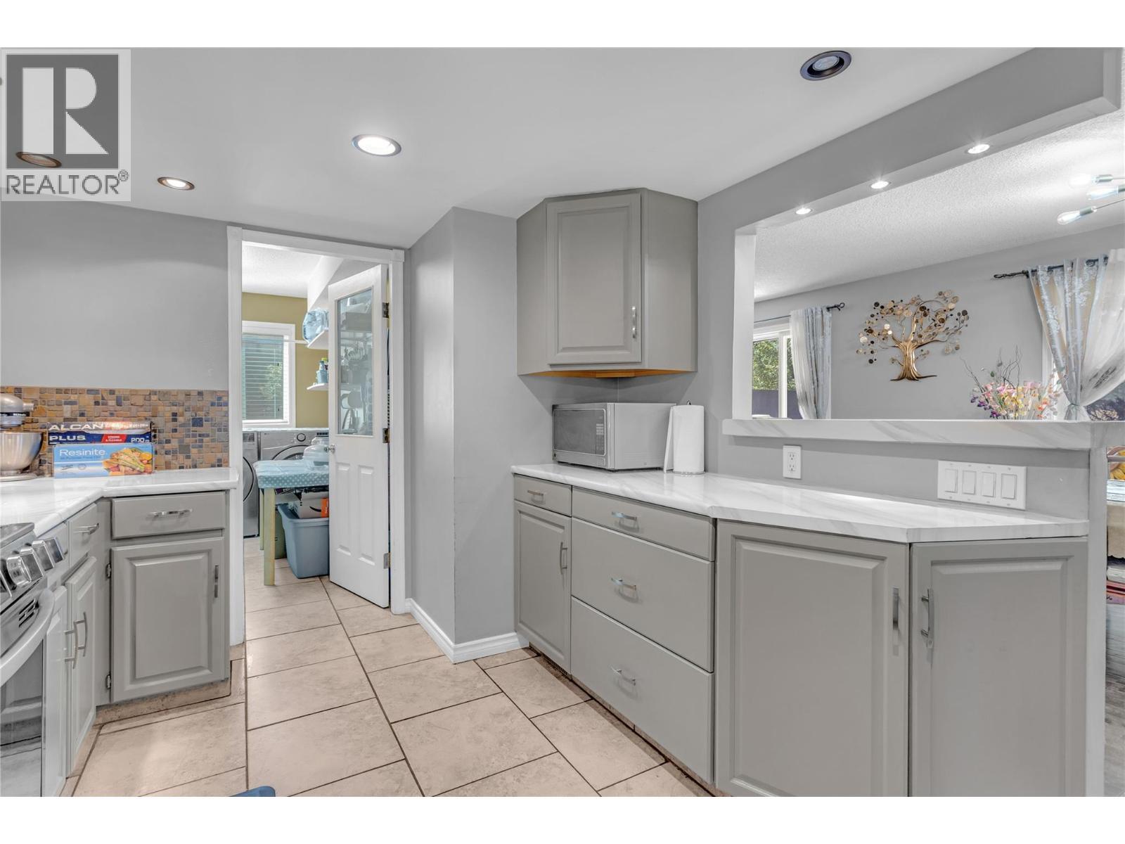 1675 Thayer Court Unit# 1, Kelowna, BC - Indoor Photo Showing Kitchen