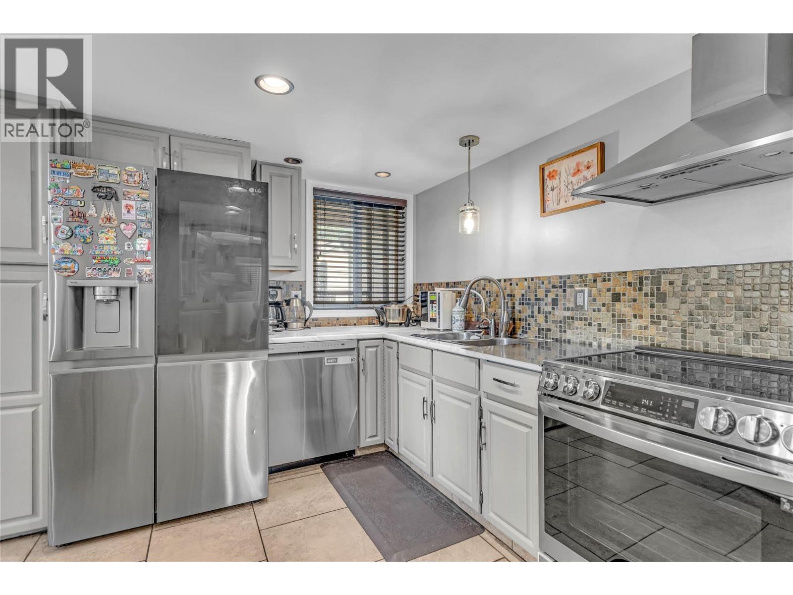 1675 Thayer Court Unit# 1, Kelowna, BC - Indoor Photo Showing Kitchen With Upgraded Kitchen