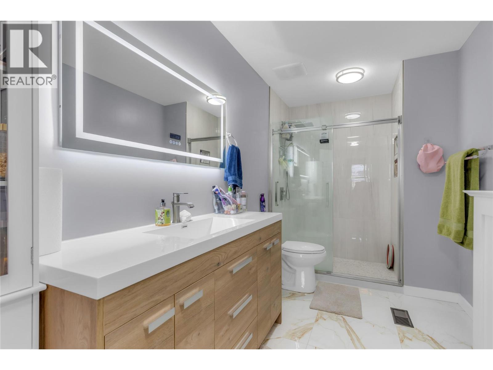 1675 Thayer Court Unit# 1, Kelowna, BC - Indoor Photo Showing Bathroom