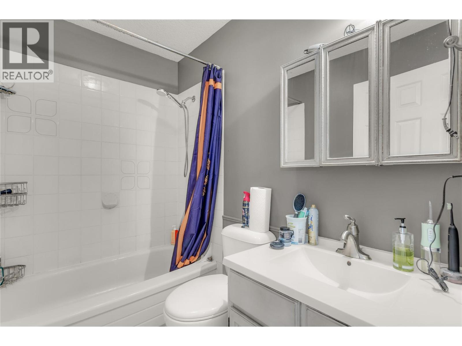1675 Thayer Court Unit# 1, Kelowna, BC - Indoor Photo Showing Bathroom