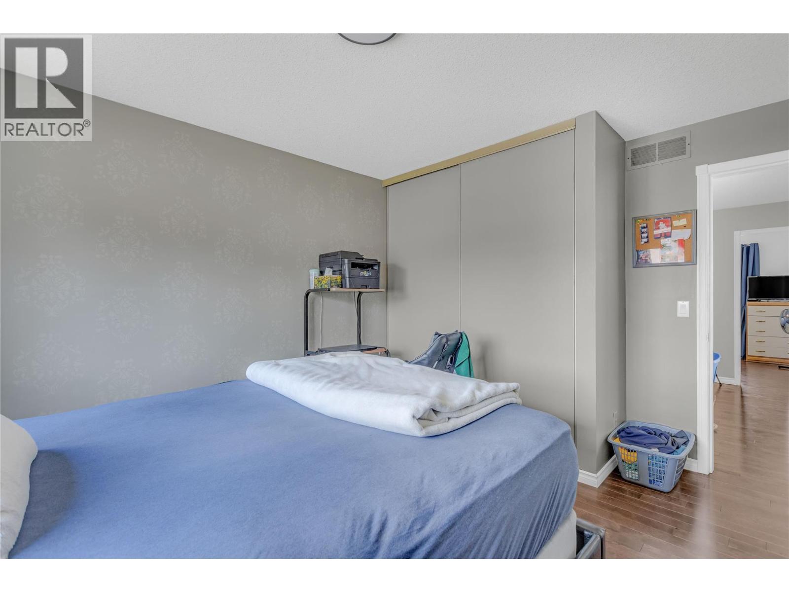 1675 Thayer Court Unit# 1, Kelowna, BC - Indoor Photo Showing Bedroom