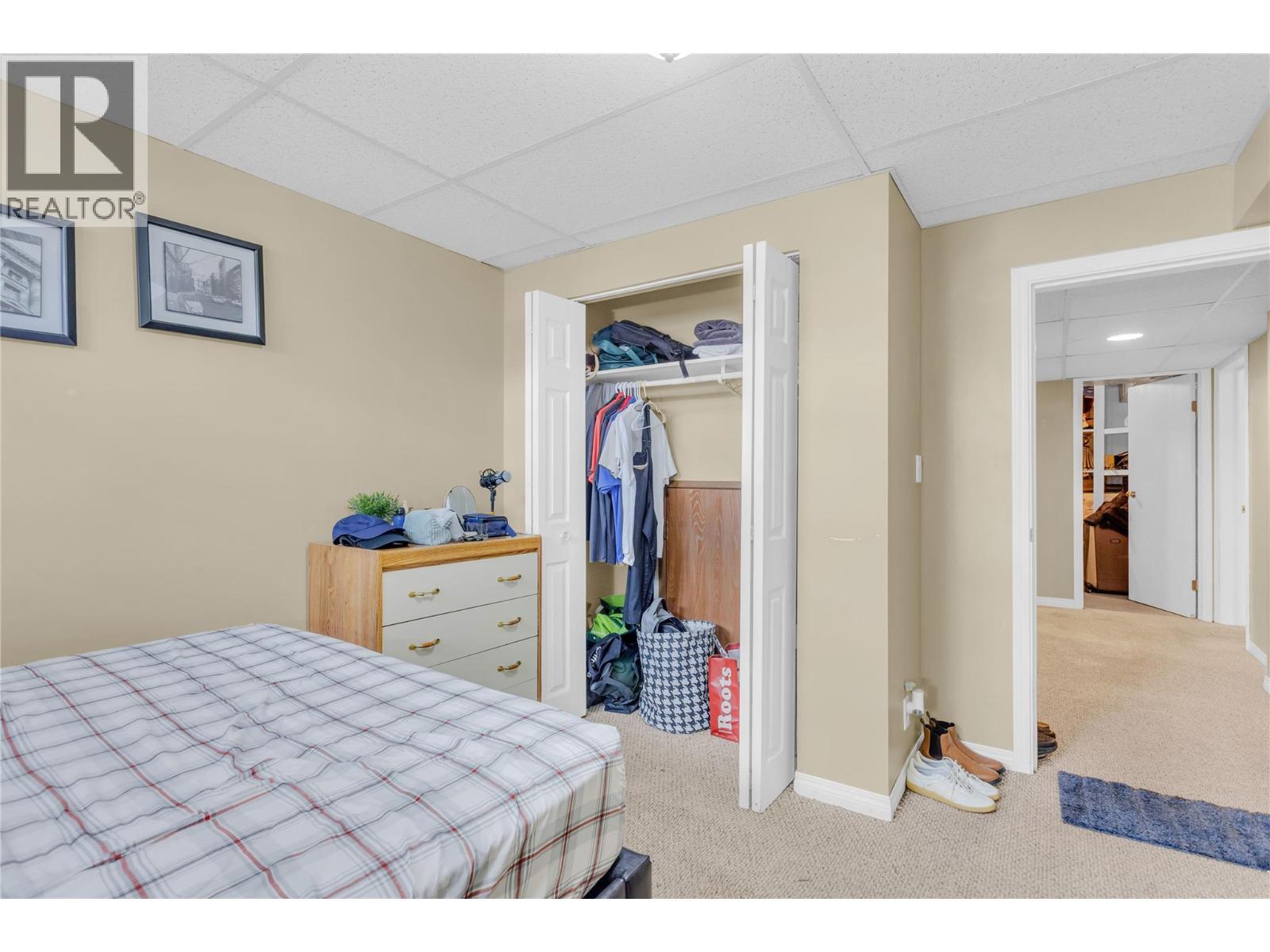 1675 Thayer Court Unit# 1, Kelowna, BC - Indoor Photo Showing Bedroom