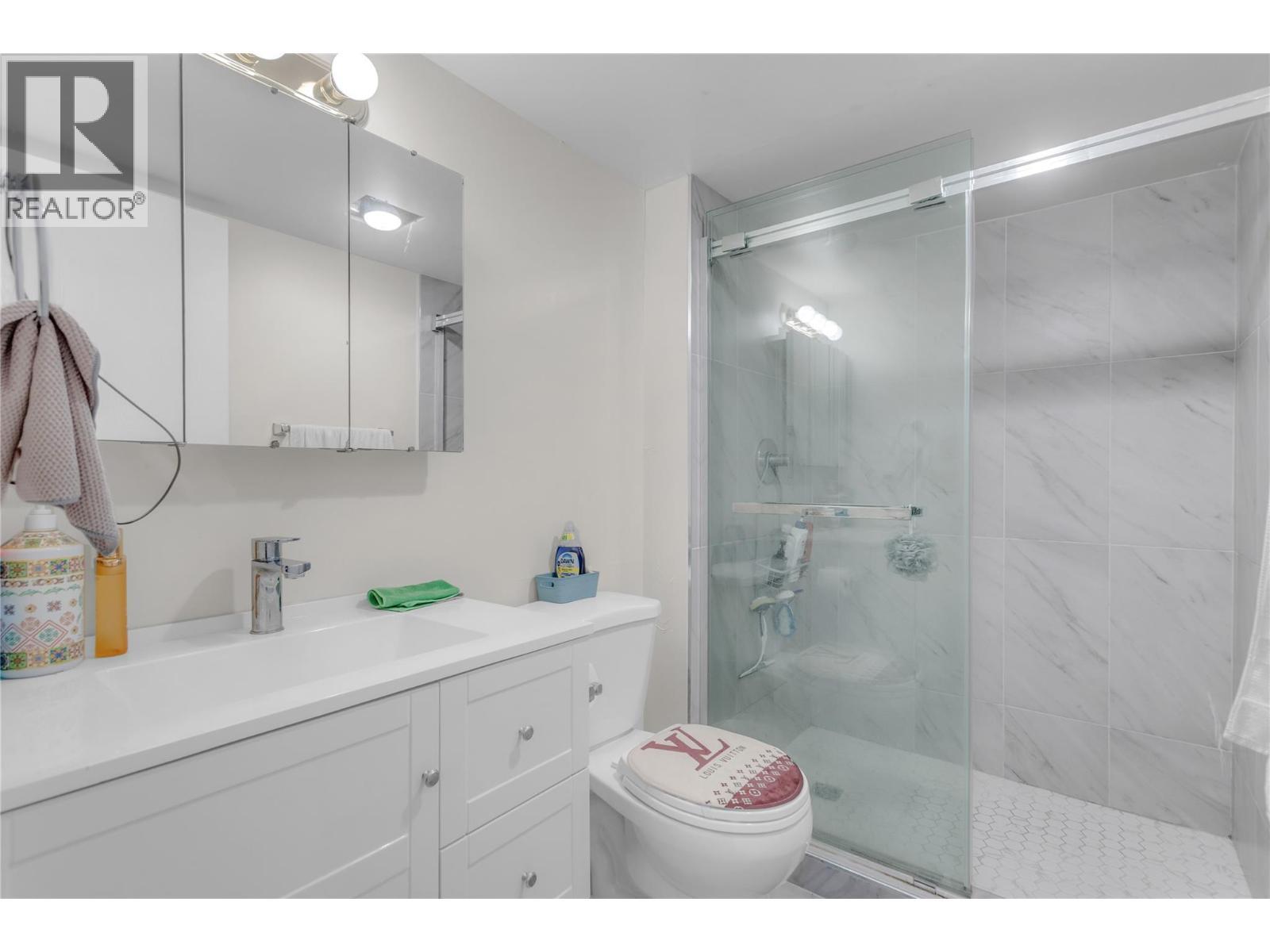 1675 Thayer Court Unit# 1, Kelowna, BC - Indoor Photo Showing Bathroom
