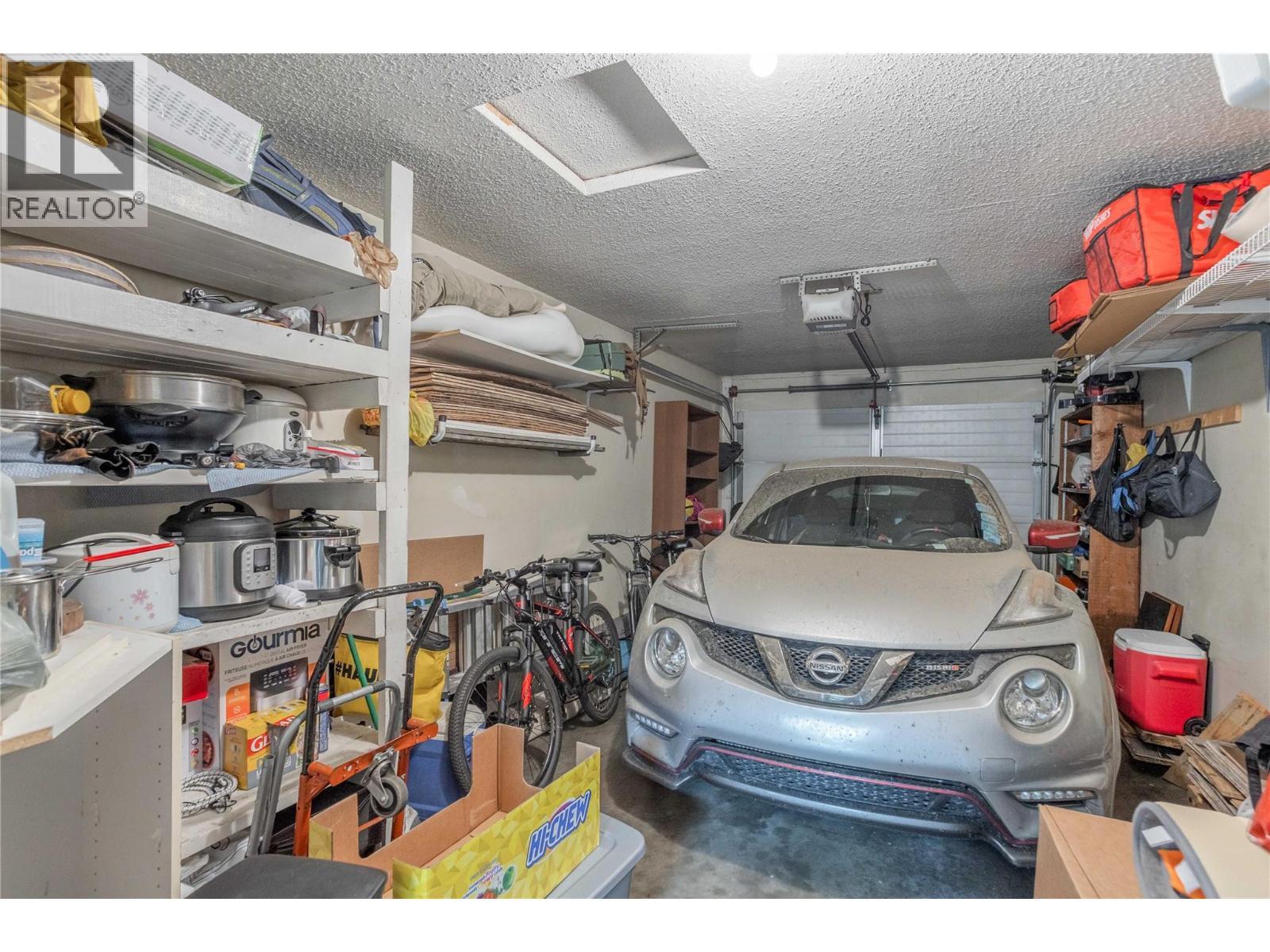 1675 Thayer Court Unit# 1, Kelowna, BC - Indoor Photo Showing Garage