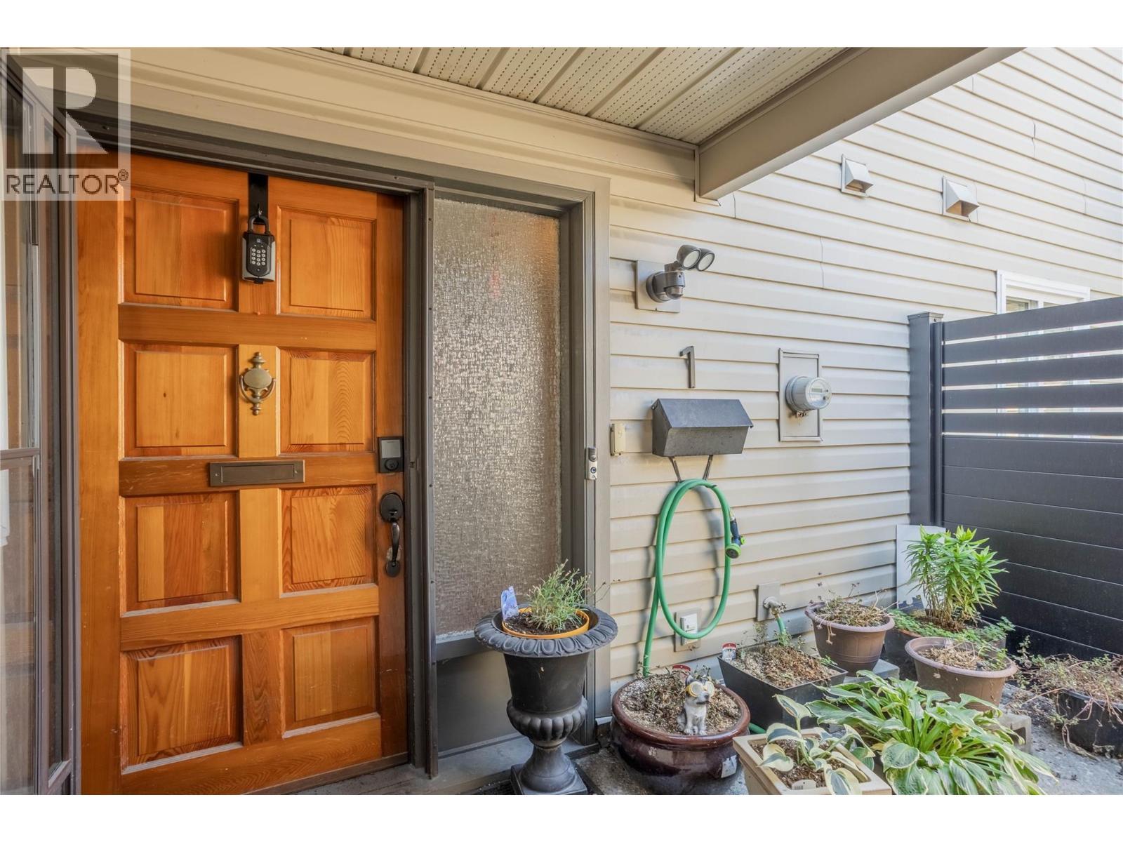 1675 Thayer Court Unit# 1, Kelowna, BC - Outdoor With Exterior
