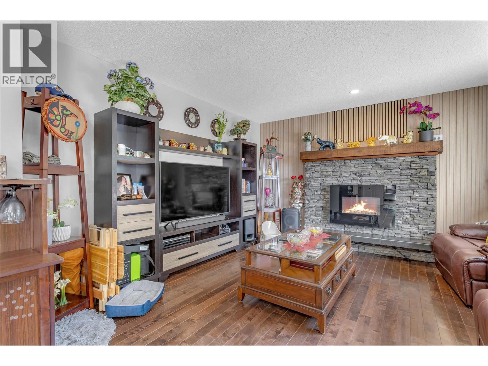 1675 Thayer Court Unit# 1, Kelowna, BC - Indoor Photo Showing Living Room With Fireplace