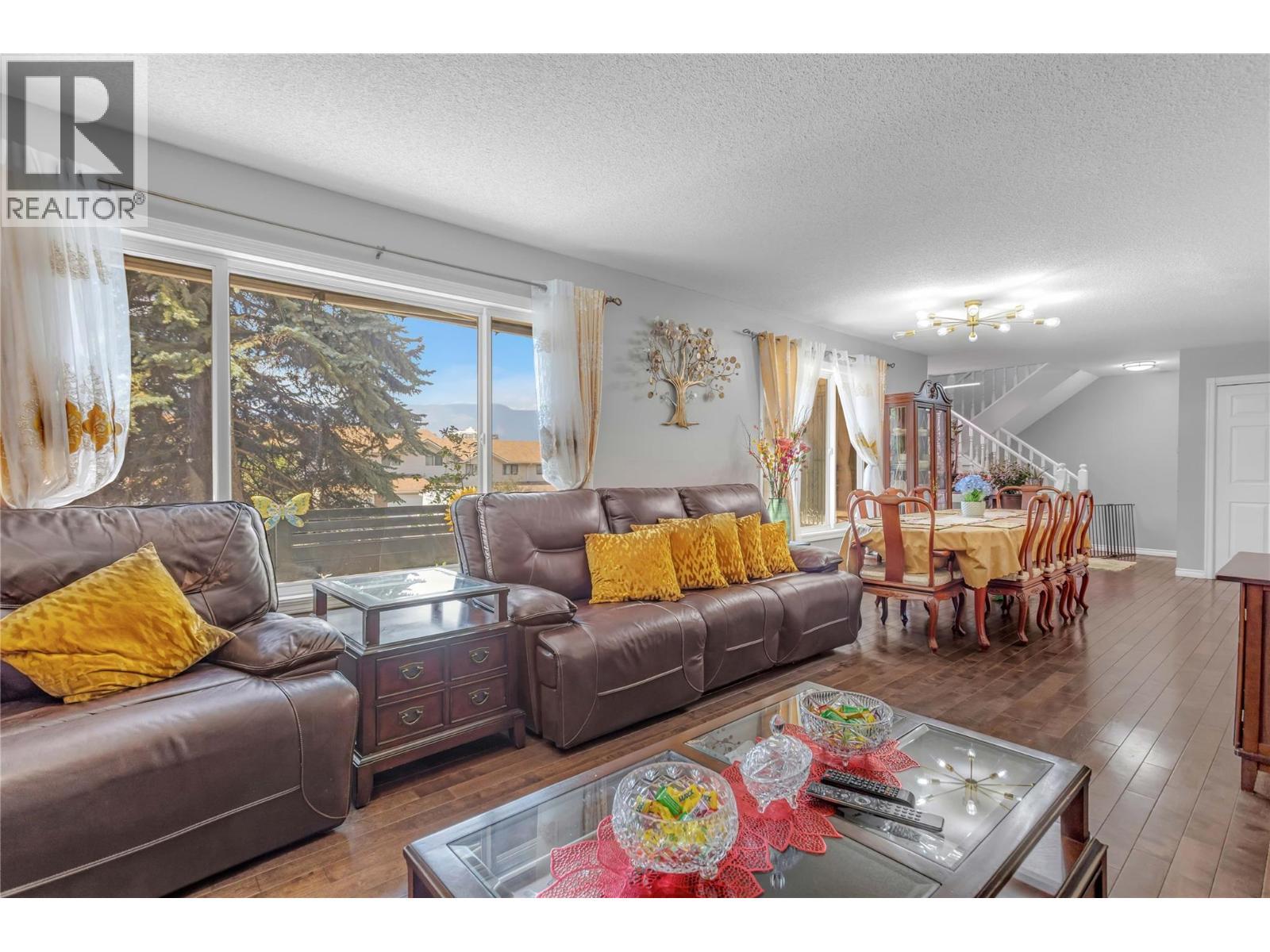 1675 Thayer Court Unit# 1, Kelowna, BC - Indoor Photo Showing Living Room