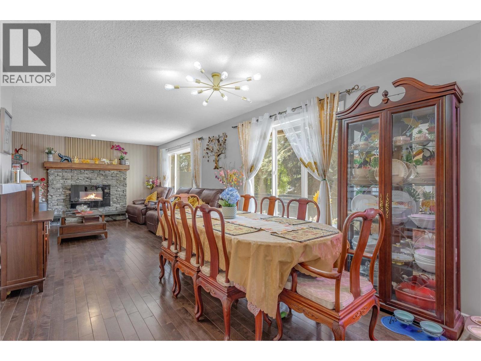 1675 Thayer Court Unit# 1, Kelowna, BC - Indoor Photo Showing Dining Room With Fireplace