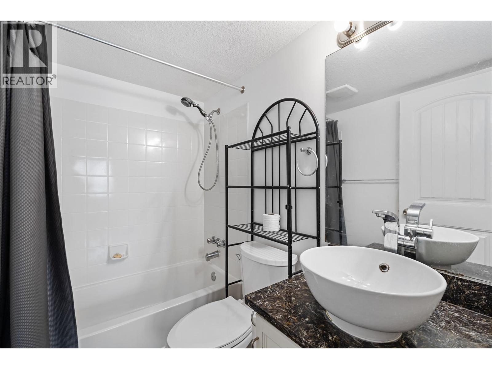 735 Cook Road Unit# 104C, Kelowna, BC - Indoor Photo Showing Bathroom