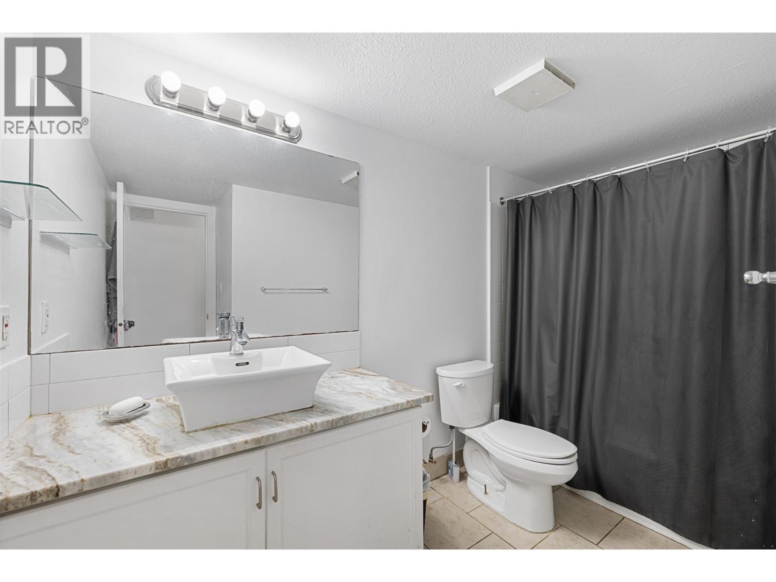 735 Cook Road Unit# 104C, Kelowna, BC - Indoor Photo Showing Bathroom