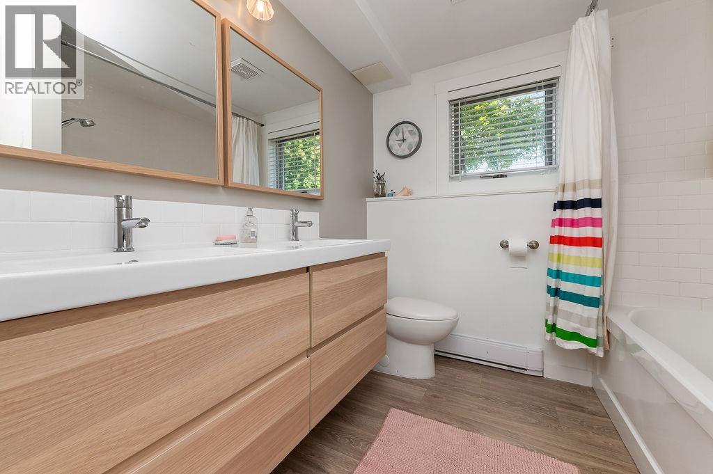 1110 6Th Street S, Invermere, BC - Indoor Photo Showing Bathroom