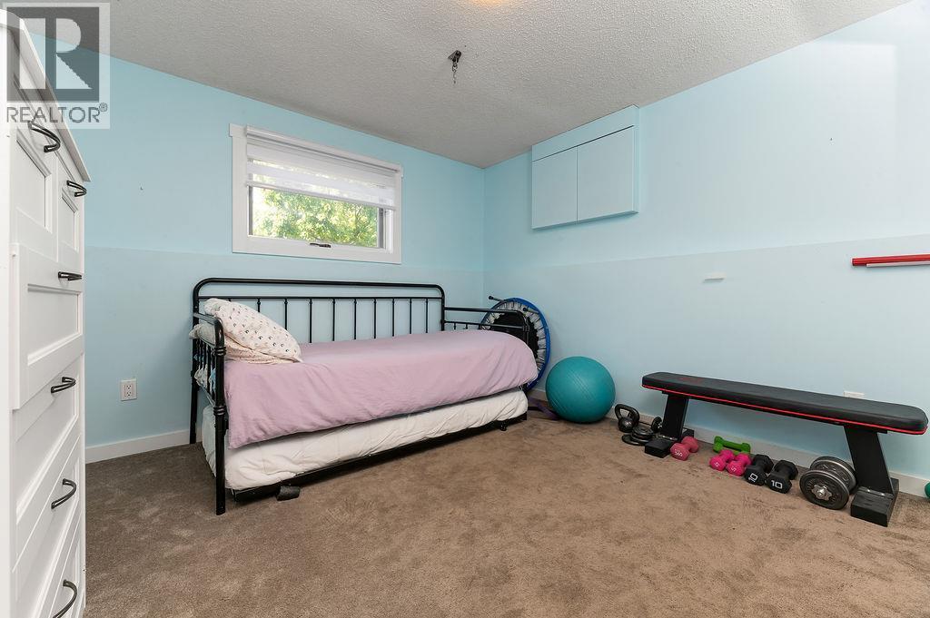 1110 6Th Street S, Invermere, BC - Indoor Photo Showing Bedroom