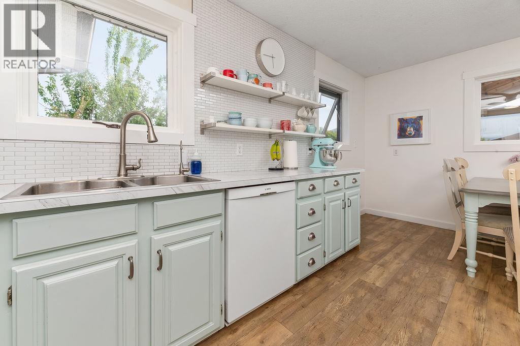 1110 6Th Street S, Invermere, BC - Indoor Photo Showing Kitchen With Double Sink