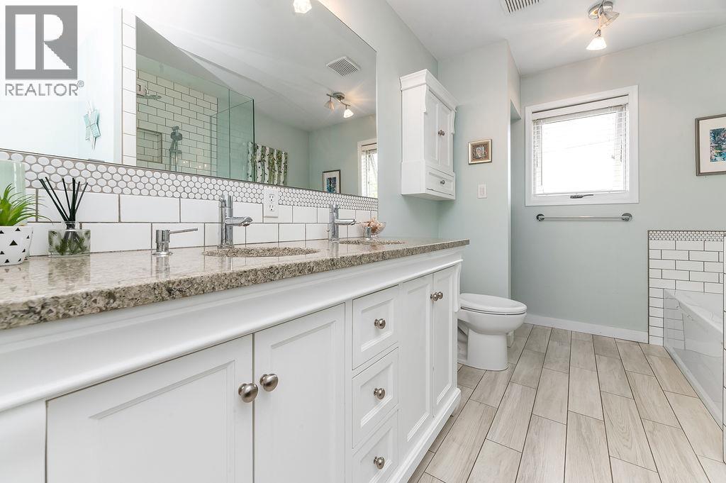 1110 6Th Street S, Invermere, BC - Indoor Photo Showing Bathroom