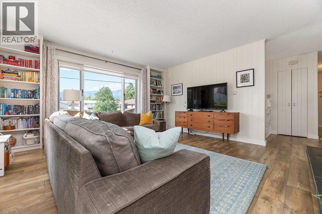 1110 6Th Street S, Invermere, BC - Indoor Photo Showing Living Room