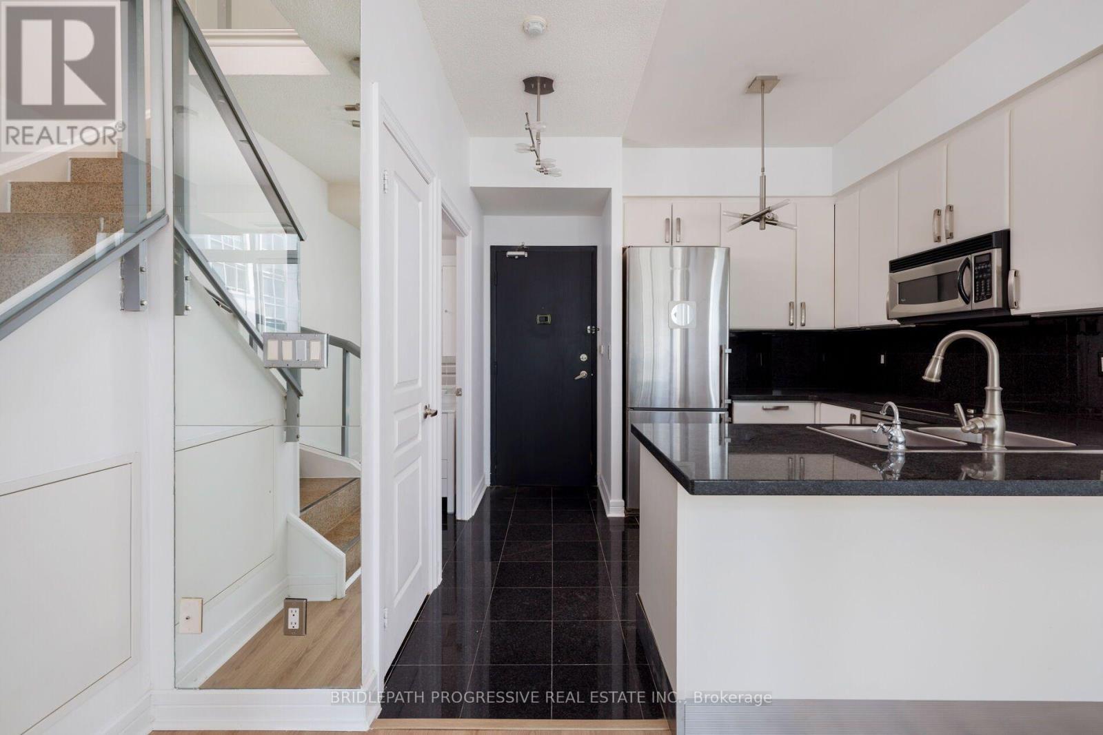 509 - 1 Avondale Avenue, Toronto, ON - Indoor Photo Showing Kitchen With Upgraded Kitchen