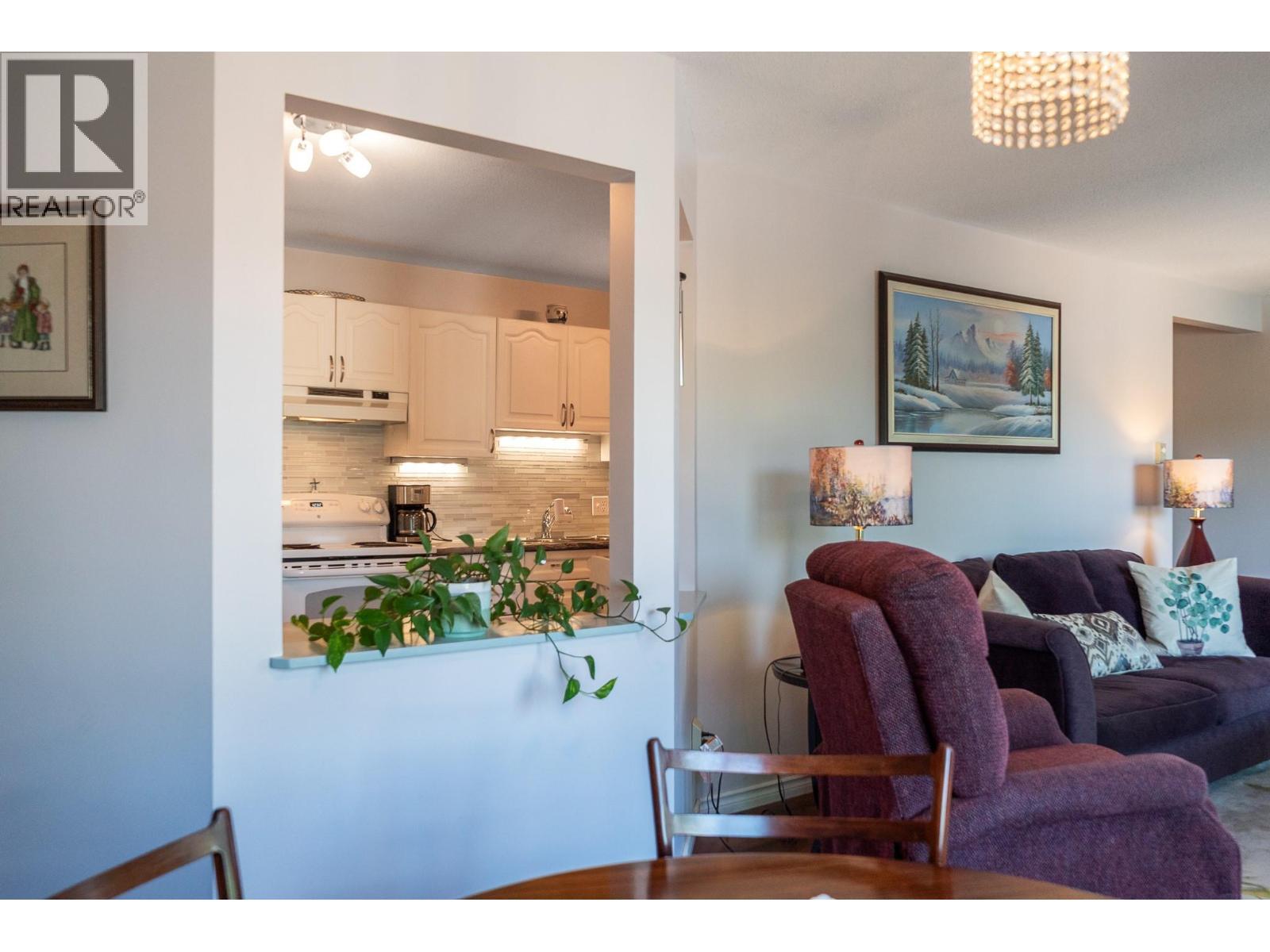 878 Bernard Avenue Unit# 103, Kelowna, BC - Indoor Photo Showing Living Room