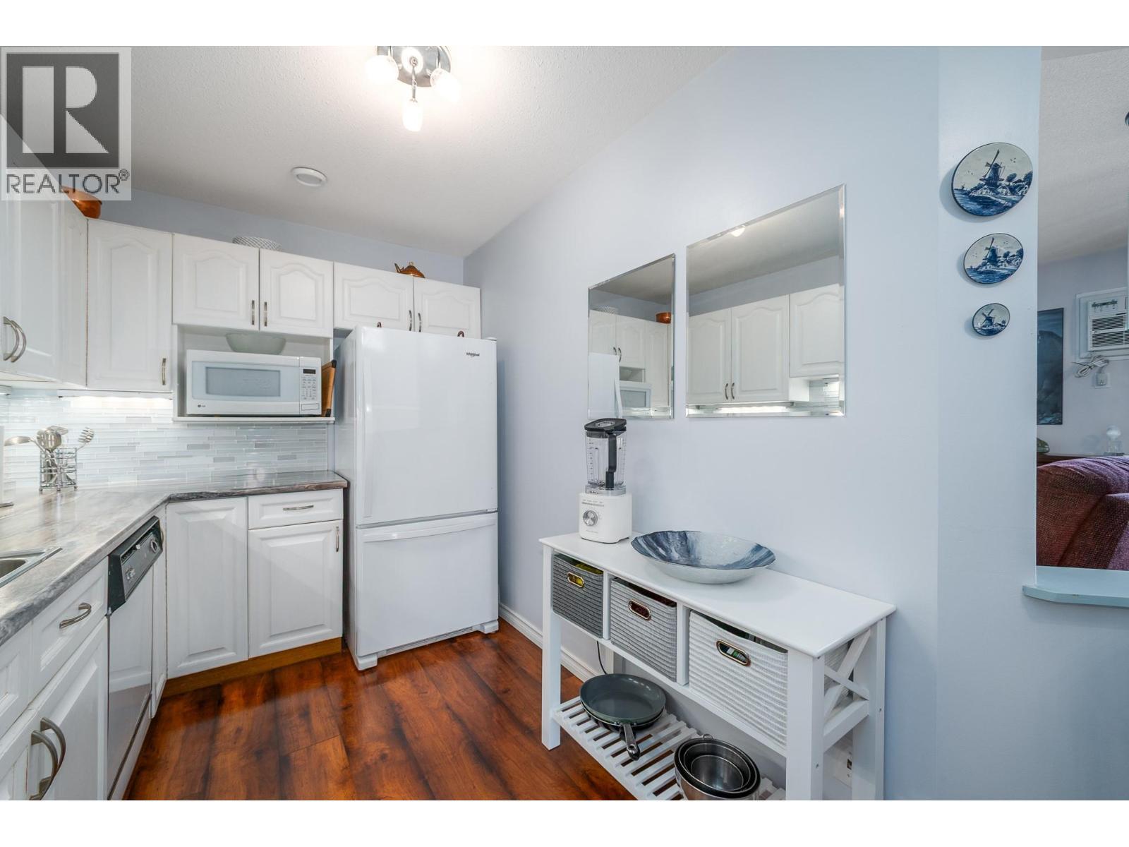 878 Bernard Avenue Unit# 103, Kelowna, BC - Indoor Photo Showing Kitchen