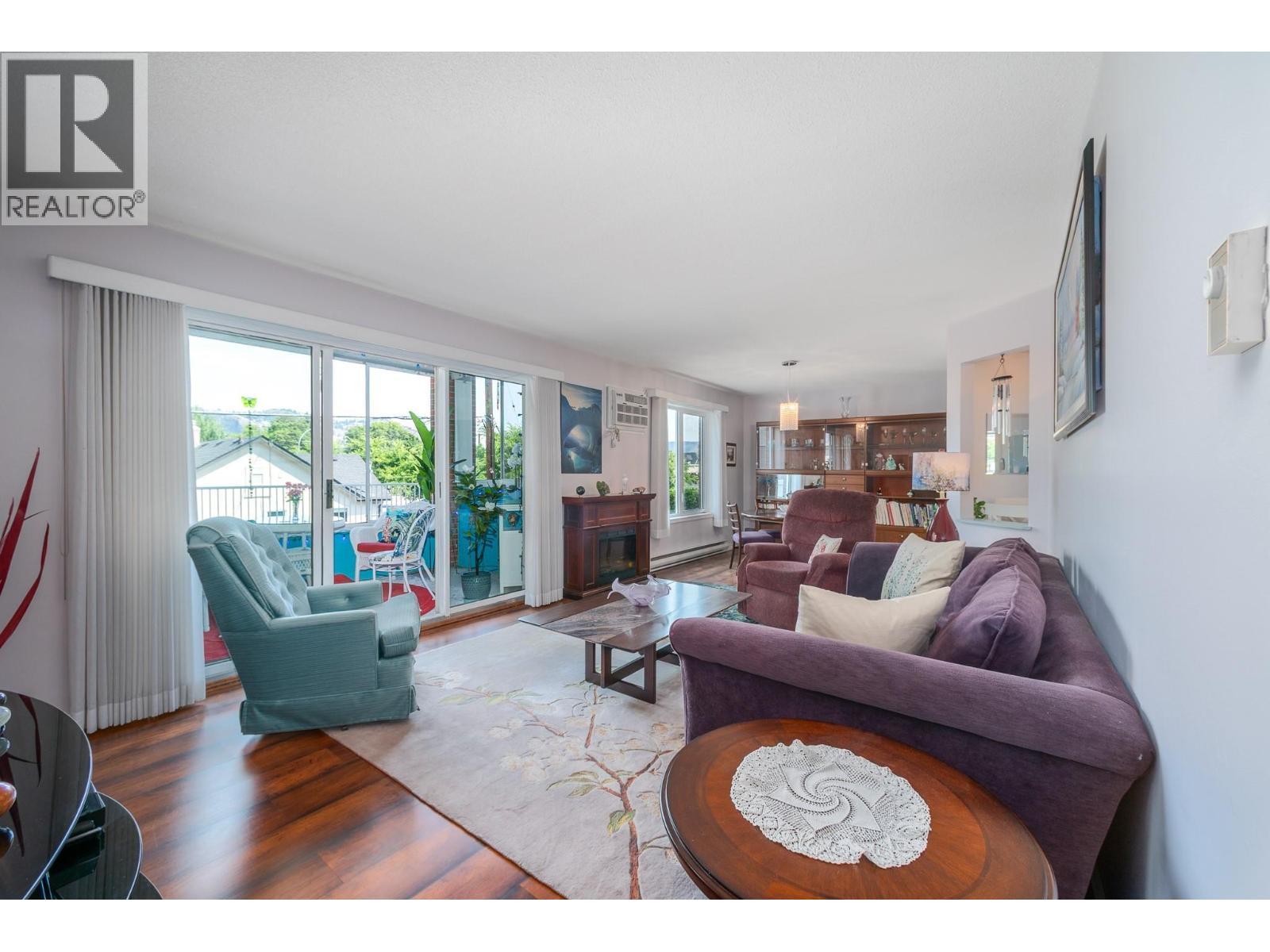 878 Bernard Avenue Unit# 103, Kelowna, BC - Indoor Photo Showing Living Room
