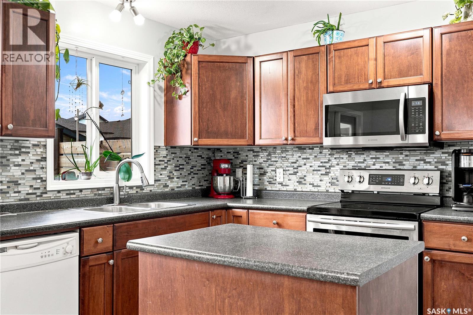435 Blakeney Crescent, Saskatoon, SK - Indoor Photo Showing Kitchen With Double Sink