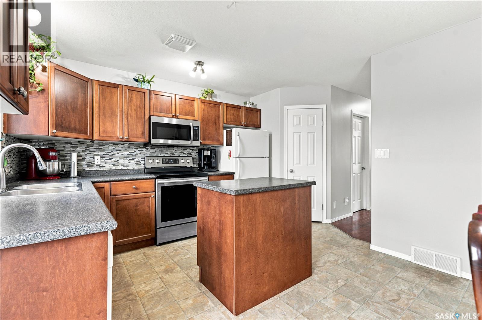 435 Blakeney Crescent, Saskatoon, SK - Indoor Photo Showing Kitchen With Double Sink
