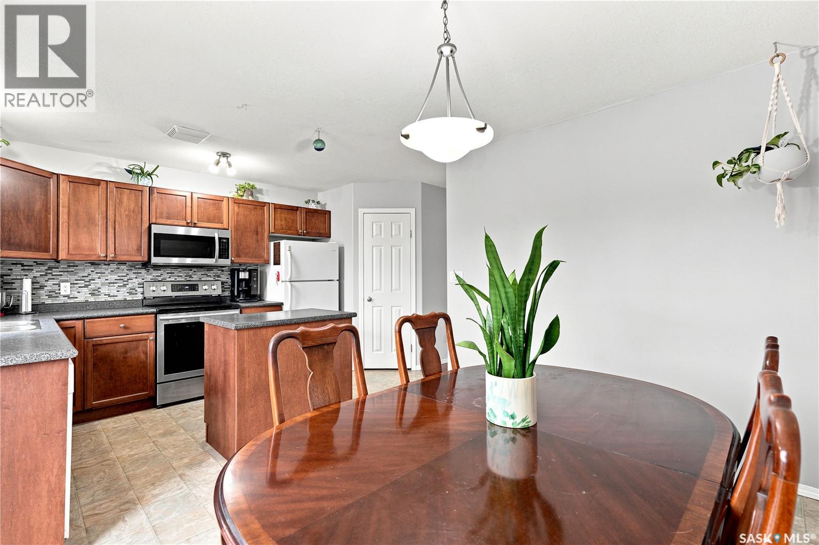 435 Blakeney Crescent, Saskatoon, SK - Indoor Photo Showing Kitchen With Double Sink