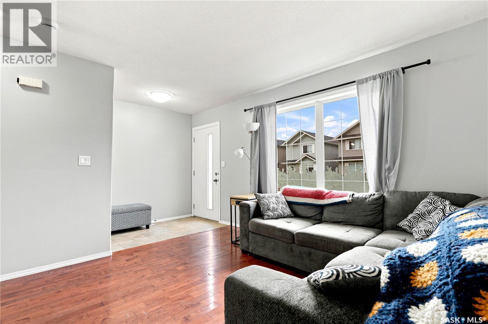 435 Blakeney Crescent, Saskatoon, SK - Indoor Photo Showing Living Room