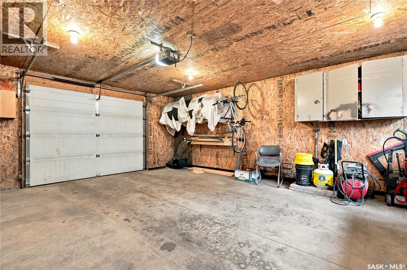 435 Blakeney Crescent, Saskatoon, SK - Indoor Photo Showing Garage