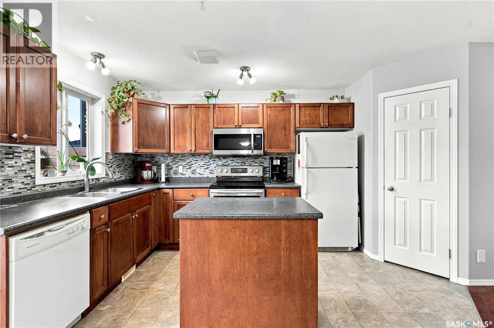 435 Blakeney Crescent, Saskatoon, SK - Indoor Photo Showing Kitchen With Double Sink