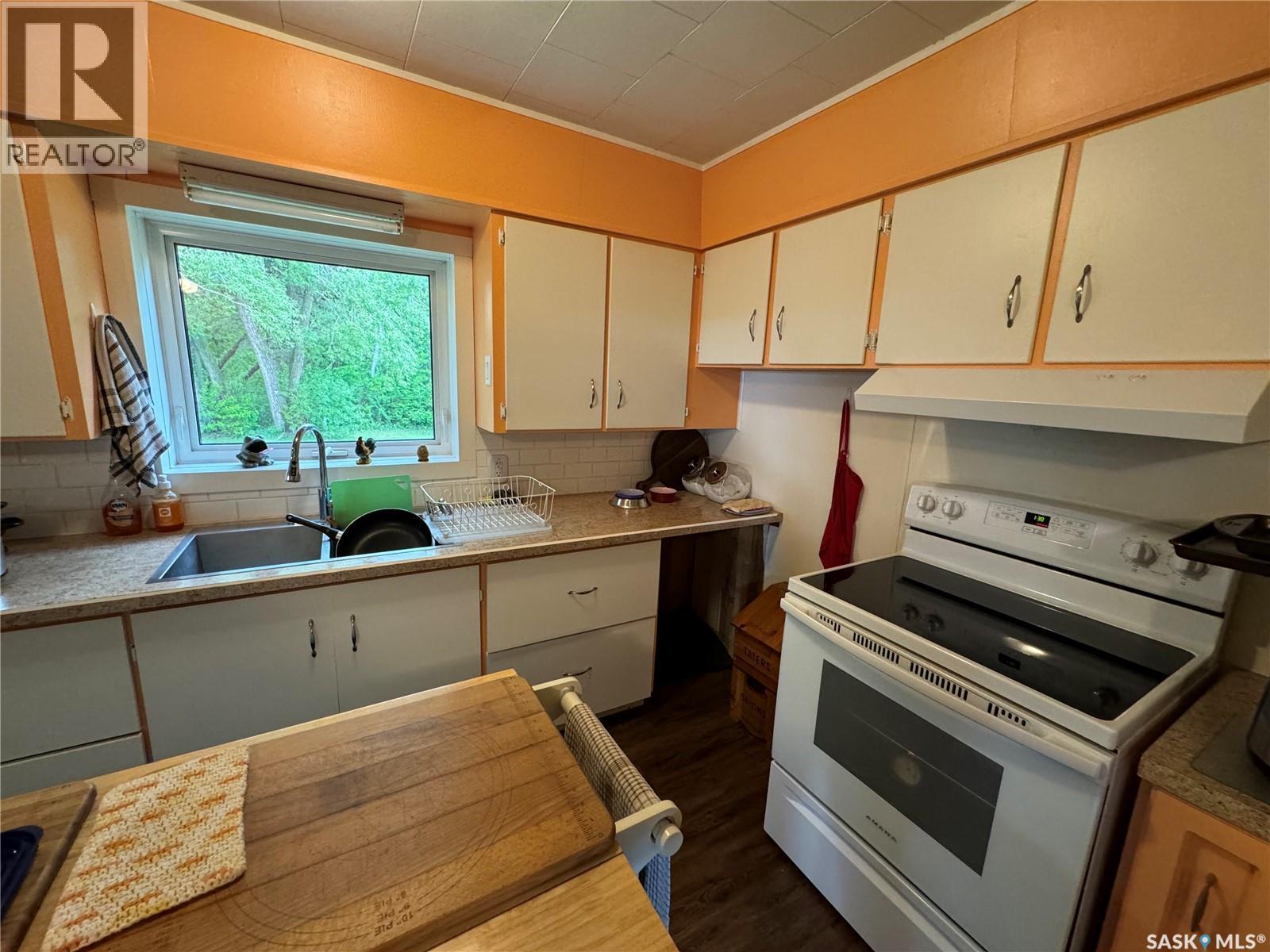 Hall Acreage Rm Of Clayton, Clayton Rm No. 333, SK - Indoor Photo Showing Kitchen With Double Sink