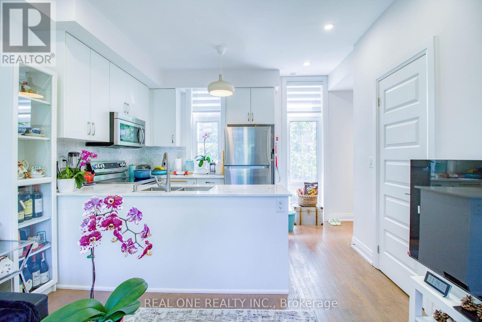 63 - 27 Eldora Avenue, Toronto, ON - Indoor Photo Showing Kitchen With Double Sink