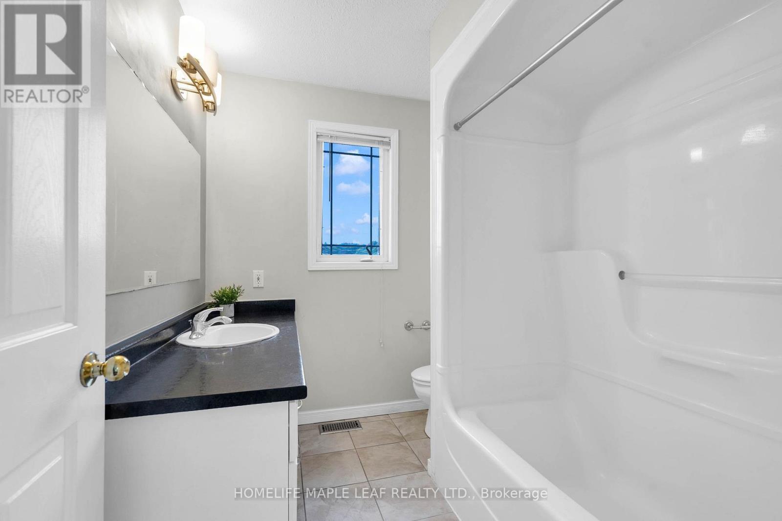 888 Paisley Road, Guelph, ON - Indoor Photo Showing Bathroom