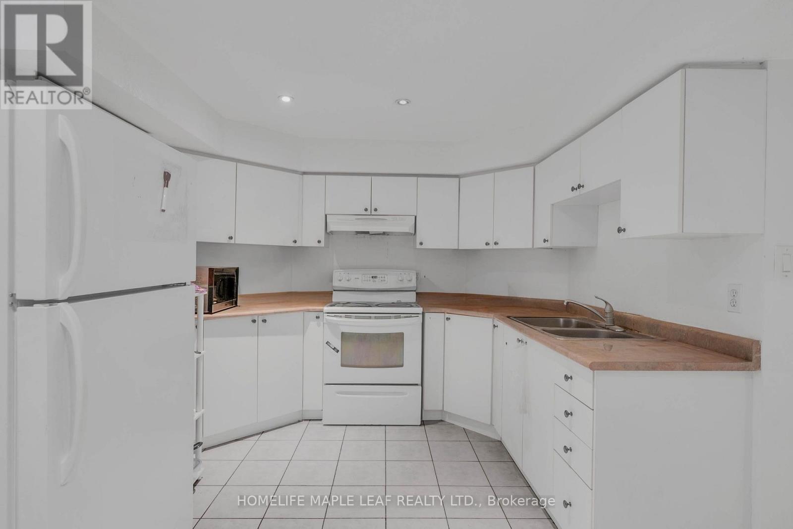 888 Paisley Road, Guelph, ON - Indoor Photo Showing Kitchen With Double Sink