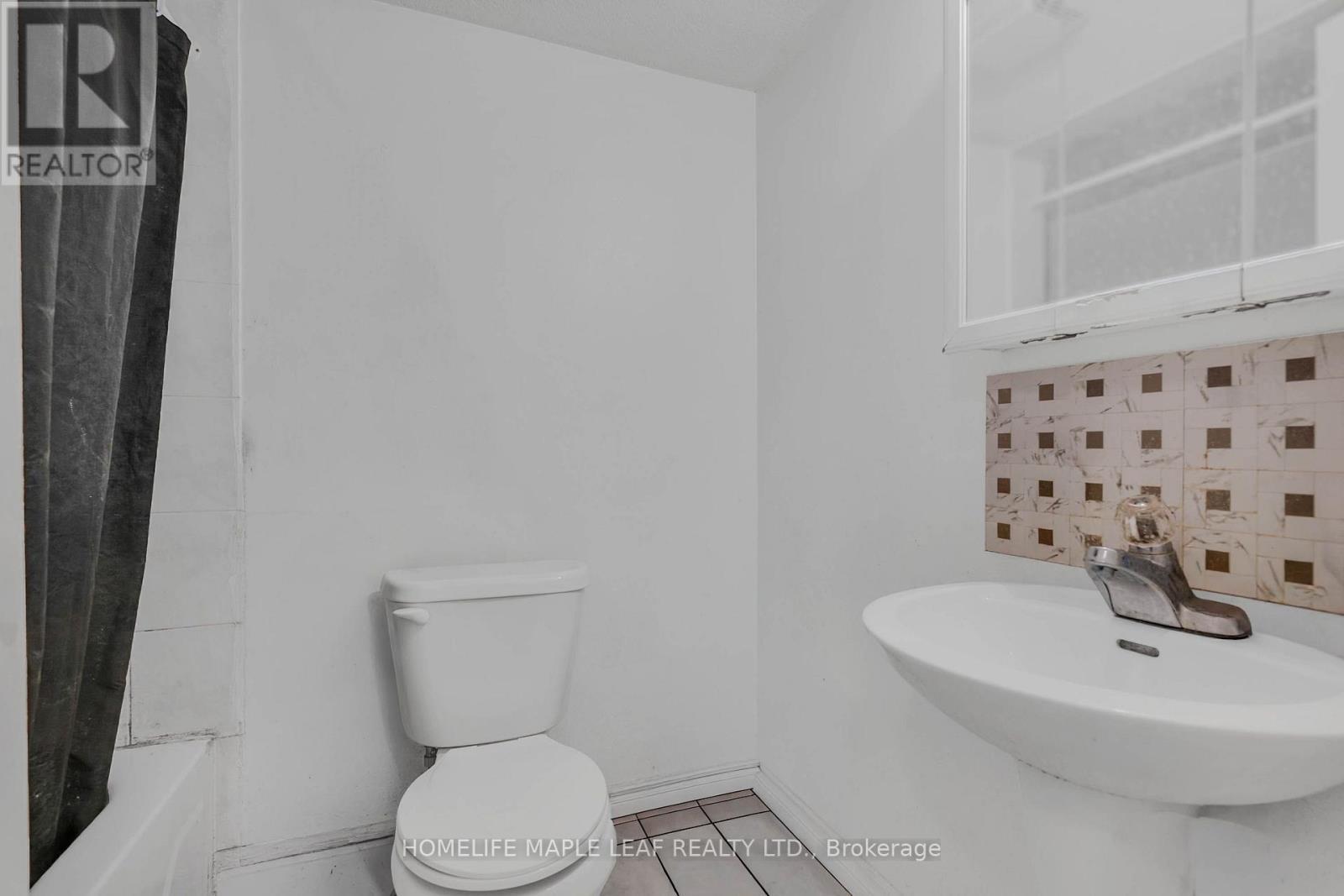 888 Paisley Road, Guelph, ON - Indoor Photo Showing Bathroom
