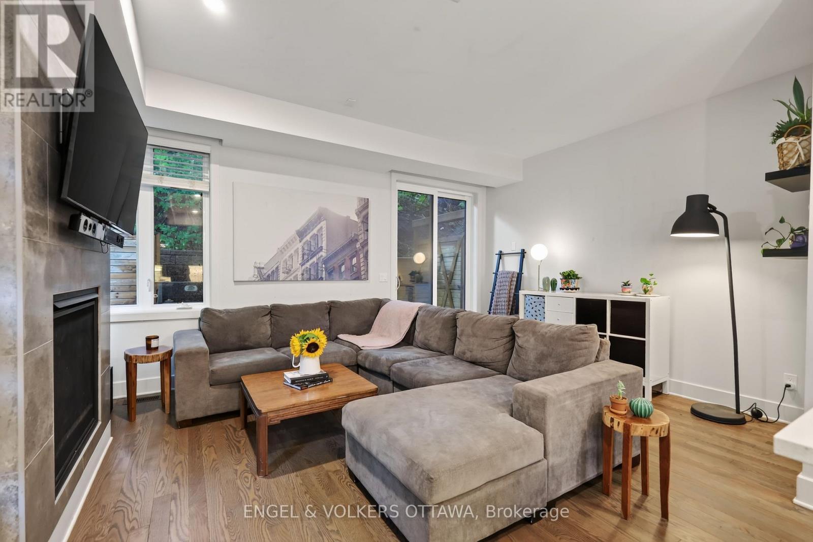 304 Riverdale Avenue, Ottawa, ON - Indoor Photo Showing Living Room With Fireplace