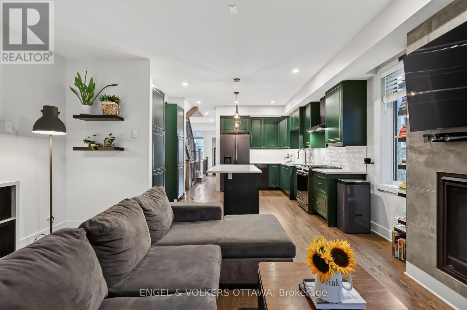 304 Riverdale Avenue, Ottawa, ON - Indoor Photo Showing Living Room With Fireplace