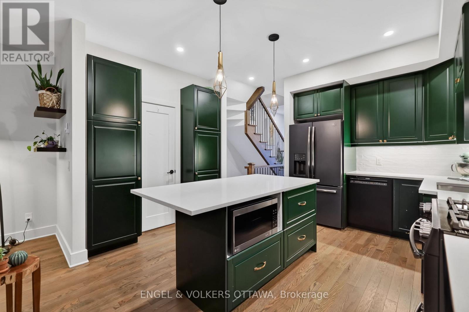 304 Riverdale Avenue, Ottawa, ON - Indoor Photo Showing Kitchen With Upgraded Kitchen