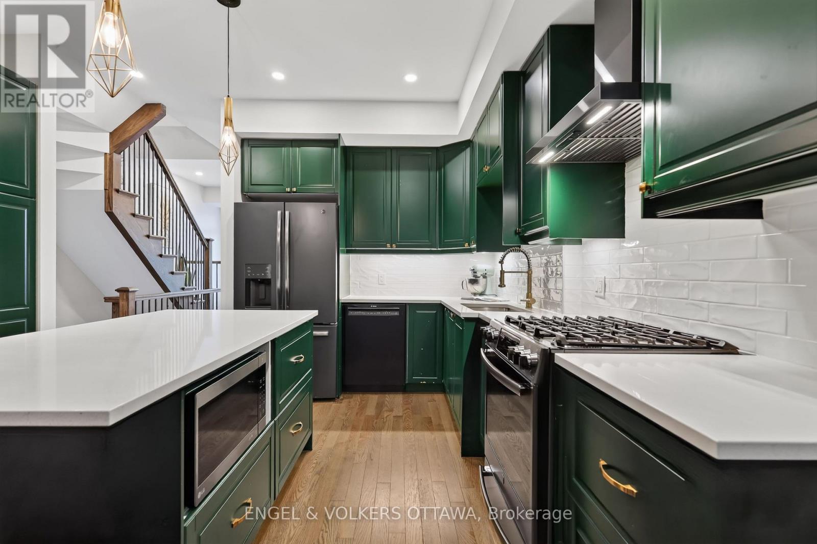304 Riverdale Avenue, Ottawa, ON - Indoor Photo Showing Kitchen With Upgraded Kitchen