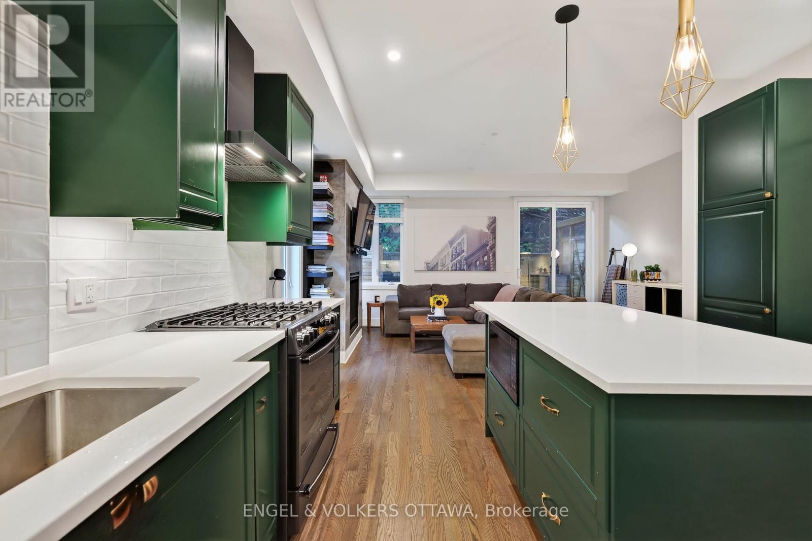 304 Riverdale Avenue, Ottawa, ON - Indoor Photo Showing Kitchen With Upgraded Kitchen