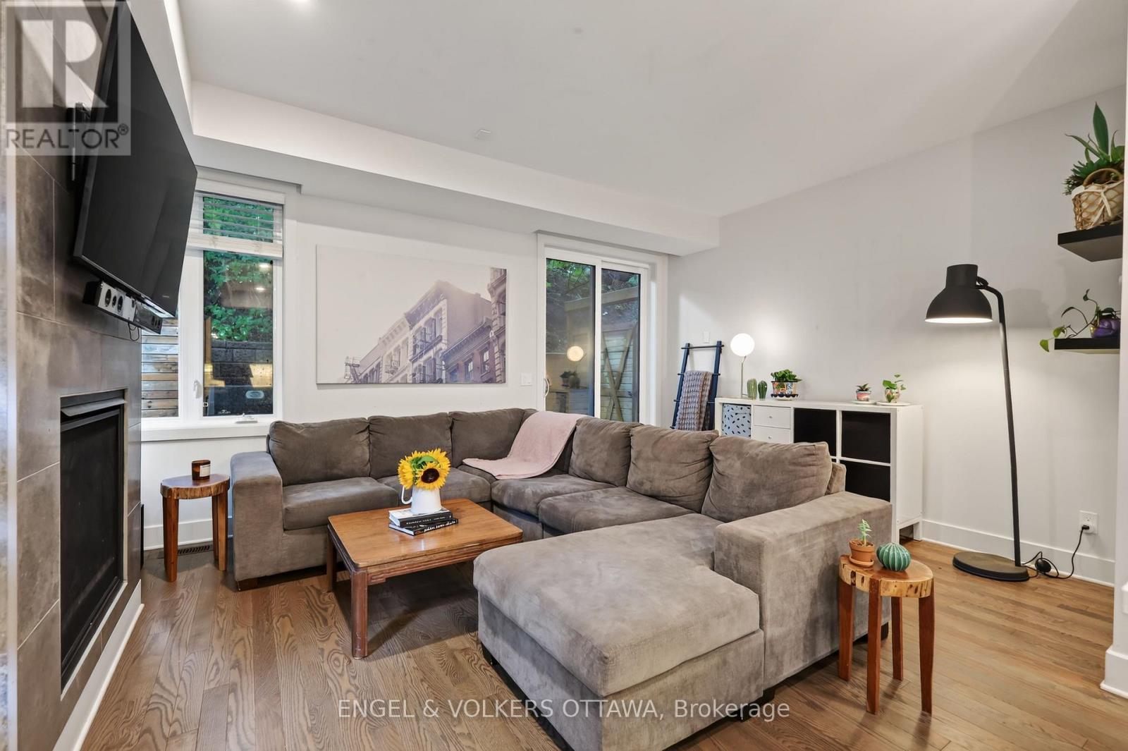 304 Riverdale Avenue, Ottawa, ON - Indoor Photo Showing Living Room With Fireplace